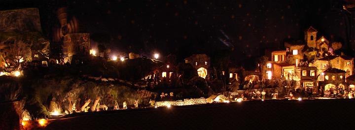 2007_002.JPG - Une vue de nuit du village et de la partie centrale.