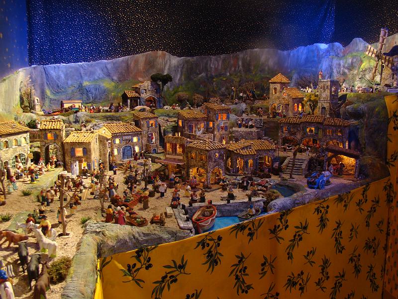 2008_002.JPG - Cette année pas de photos d’ensemble de notre crèche, faute de recul suffisant, nous vous la présentons donc en 3 tableaux. Ici le premier, il comprend le village de Bethléem en Provence avec le champ de lavandes, l’oliveraie, la transhumance, et le camp des gitans.