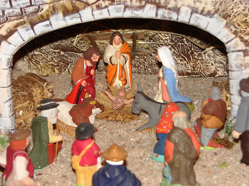 2008_048.JPG - Nous arrivons devant l’étable où le petit jésus gazouille joyeusement réchauffer par le souffle du bœuf et de l’âne. Nous reviendrons à la fin de la visite, je crois que les rois mages ne devraient pas tarder à arriver.