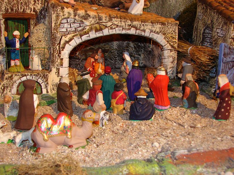2008_072.JPG - Nous revoilà devant la crèche ou les rois mages viennent de déposer l’or, l’encens et la myrrhe.